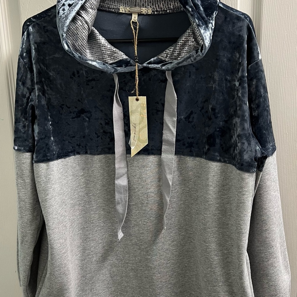 NWT BKE Gimmick Velvet hooded sweatshirt. Size Small